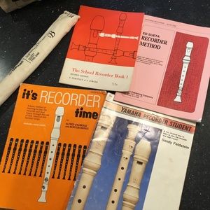 Lot of: recorder and 4 recorder music books